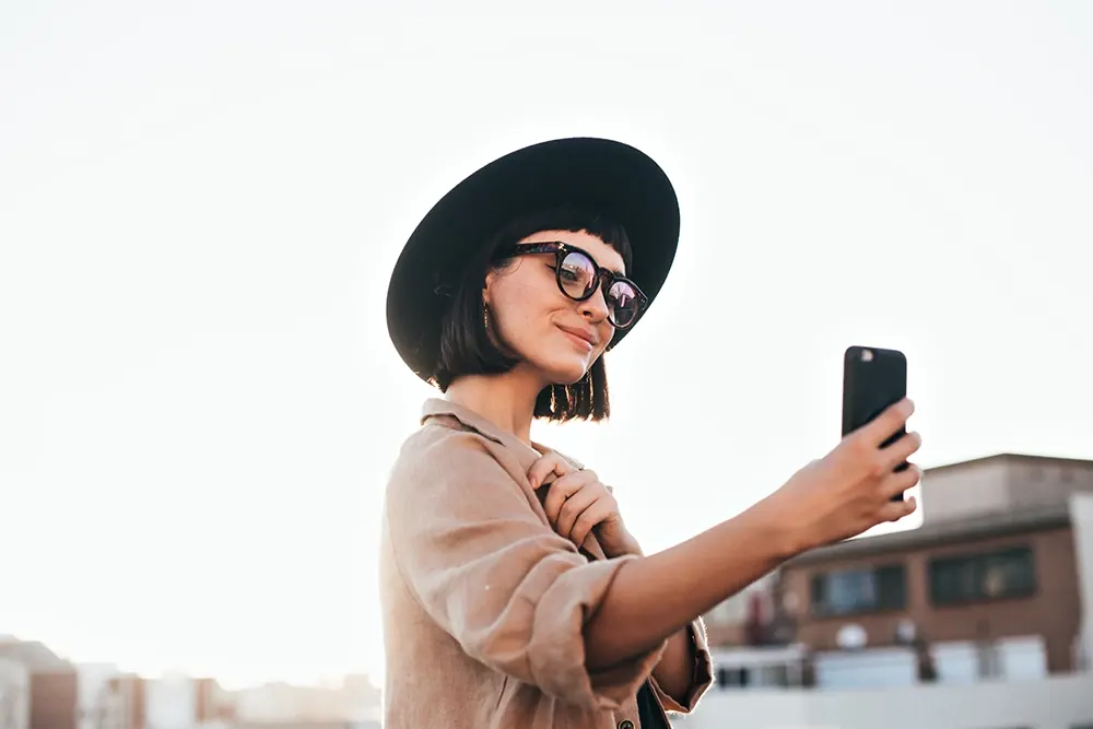 Creadora de contenido haciéndose una foto con el móvil
